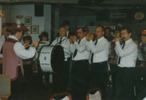 Summertime am Born mit Livemusik von Barriola @ Harheimer Born
